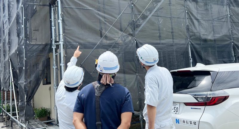 工事現場で相談する職員